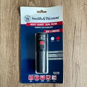 Smith & Wesson Black night guard Dual Beam Flashlight 300 lumens